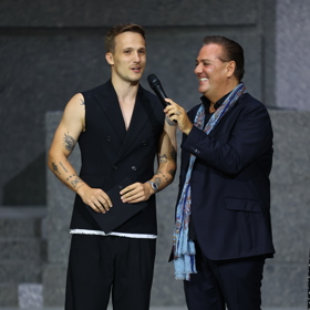 Martin Carev po boku ředitele modelingové soutěže Sašy Jány.
