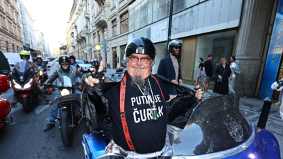 FOTO: Motorkáři měli na tričkách vzkazy pro Putina.