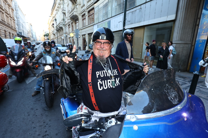 FOTO: Motorkáři měli na tričkách vzkazy pro Putina. – stránka 38