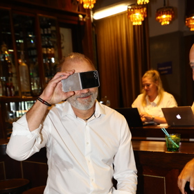 Ivan Langer si fotil návštěvníky.