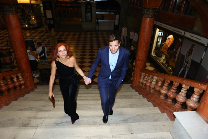 FOTO: Robert Záruba dorazil s Norou Fridrichovou. – stránka 4