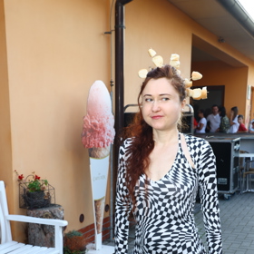 Eva Toulová měla jídlo ve vlasech.