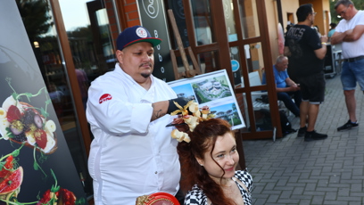 FOTO: Eva Toulová si nechala zapíchat jednohubky do vlasů.