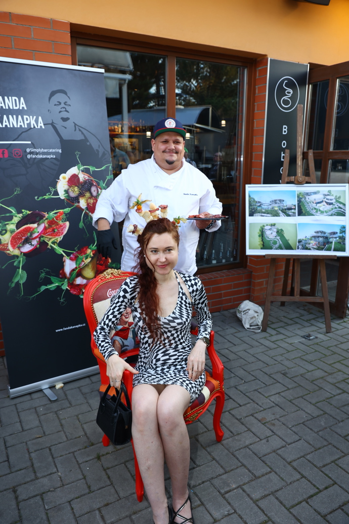 FOTO: Eva Toulová si nechala zapíchat jednohubky do hlavy. – stránka 19
