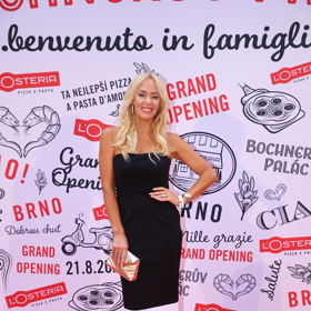 Kate Matl oblékla černé šaty bez ramínek s bílým lemem. 