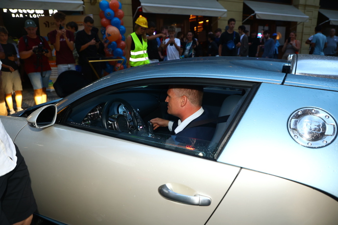 FOTO: Filip Turek dorazil v luxusním voze značky Bugatti. – stránka 9