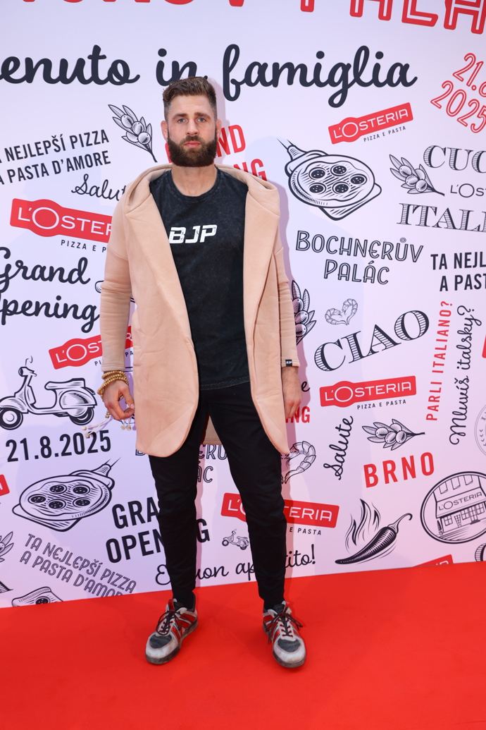FOTO: Jiří Procházka dorazil bez doprovodu. – stránka 6