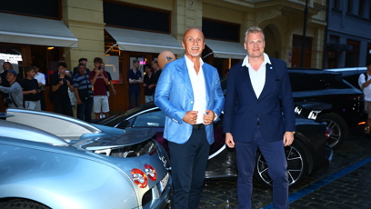 FOTO: Filip Turek a Richard Chlad dorazili v luxusních vozech značky Bugatti a na pár minut zablokovali dopravu před FU klubem.