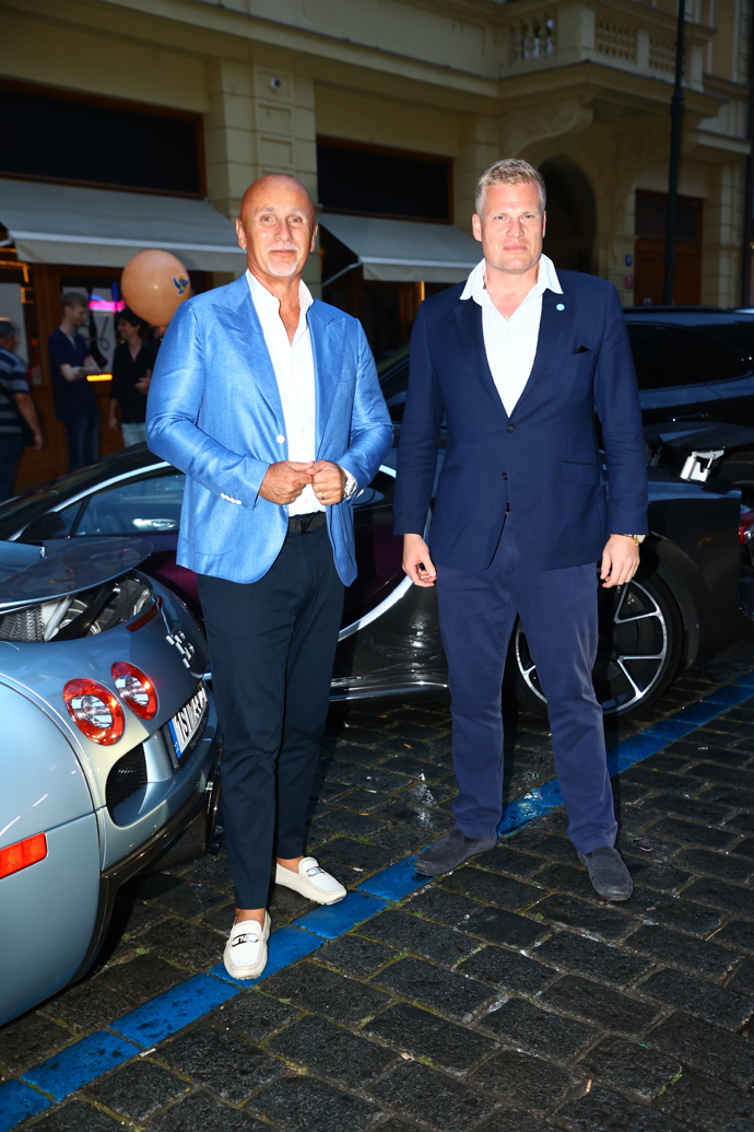 FOTO: Richard Chlad a Filip Turek přijeli v luxusních vozech značky Bugatti na narozeniny klubu FU. – stránka 6