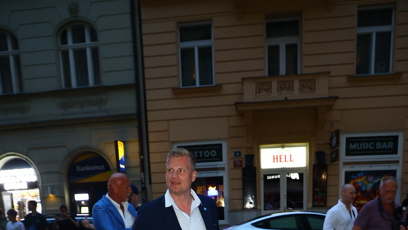 FOTO: Filip Turek dorazil v luxusním voze značky Bugatti.