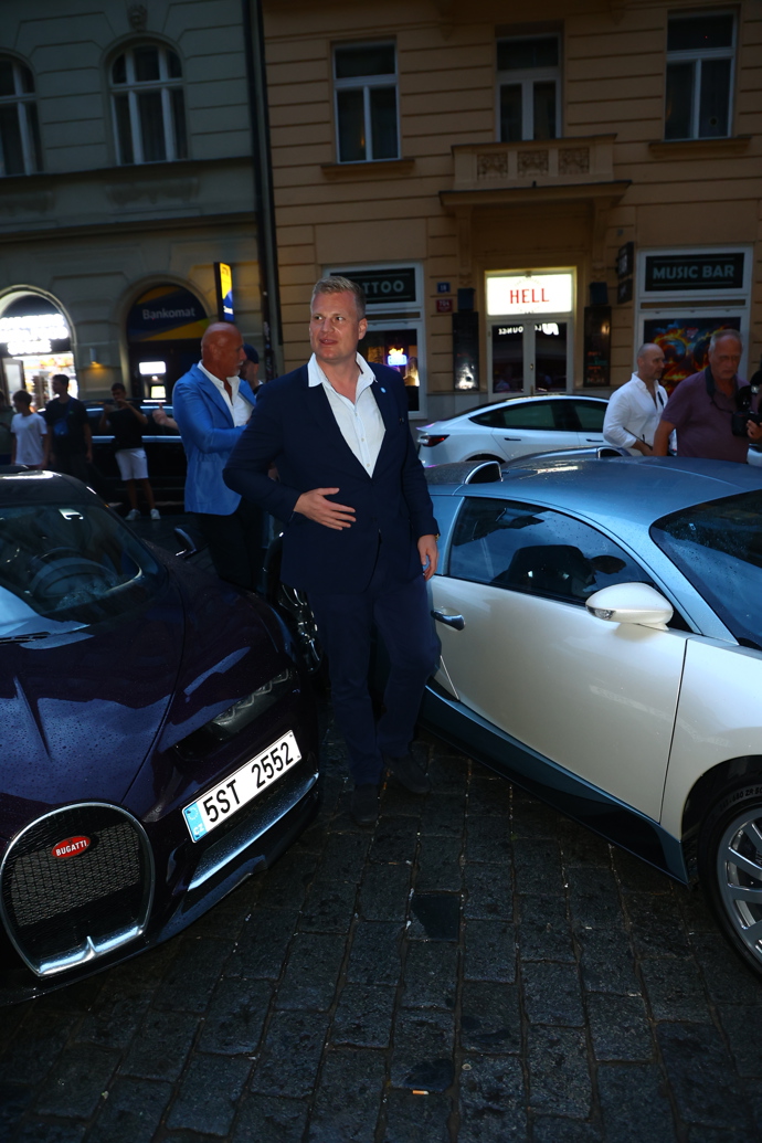 FOTO: Filip Turek dorazil v luxusním voze značky Bugatti. – stránka 10