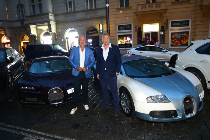 FOTO: Richard Chlad a Filip Turek přijeli v luxusních vozech značky Bugatti. – stránka 5
