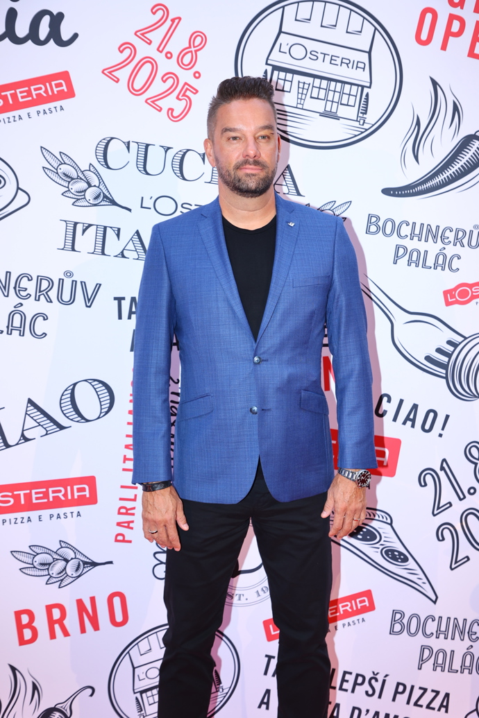FOTO: Petr Švancara na otvíračce nového podniku v Brně. – stránka 5