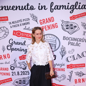 Anna Jiřina Daňhelová vsadila na kombinaci bílé halenky a černé sukně s vysokým pasem. 