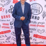 Marek Eben byl jako vždy za elegána. Oblékl tmavě modrý oblek doplněný o modrou košili s proužky. 
