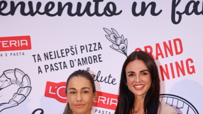 FOTO: Barbora Mlejnková po boku sympatické brunetky.