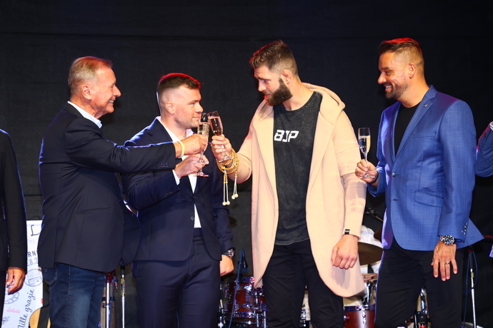 FOTO: Sportovci si připili. – stránka 1