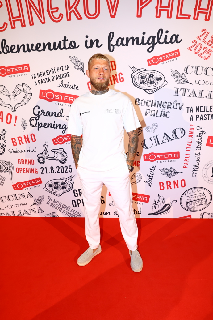 FOTO: Zápasník Radek Roušal na velkolepém openingu restaurace L'Osteria v Brně. – stránka 32