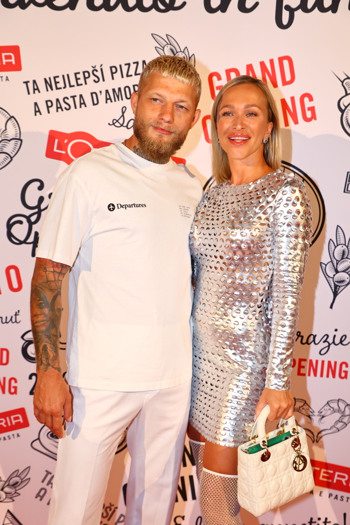 FOTO: Zamilovaná dvojice Nela Slováková a Radek Roušal. – stránka 31
