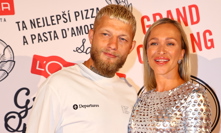 Zamilovaná dvojice Nela Slováková a Radek Roušal.