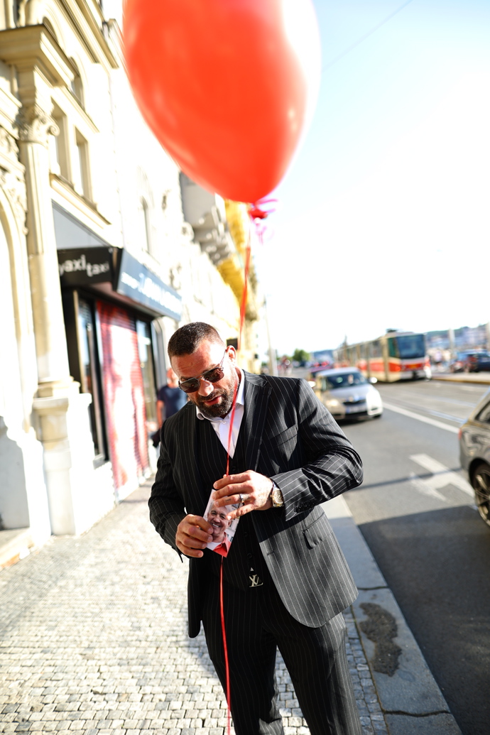 FOTO: Karlos Vémola poslal do nebe balonek se vzkazem pro Jiřího Krampola. – stránka 33