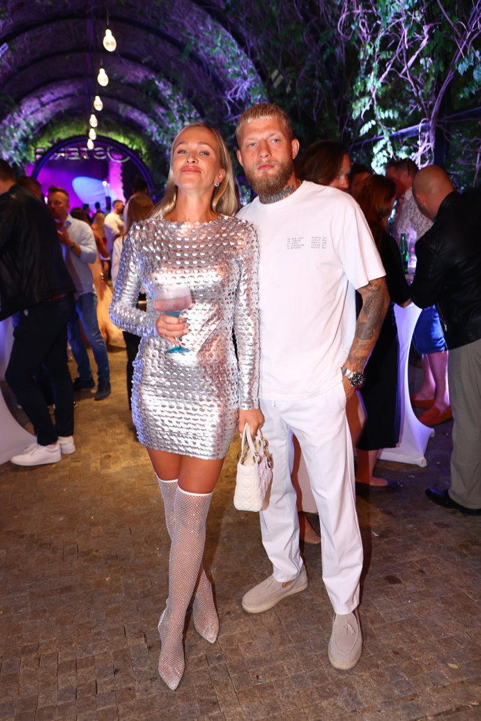 FOTO: Nela Slováková po boku svého partnera Radka Roušala. – stránka 22
