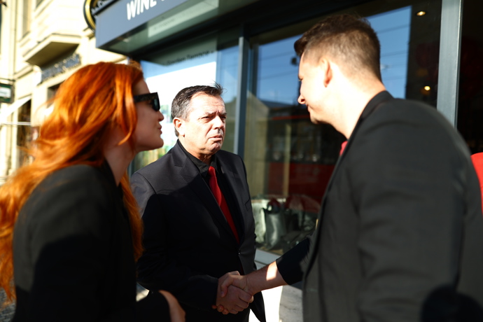 FOTO: Kateřina Bláhová dorazila na vzpomínku za Jiřího Krampola po boku svého partnera Karla Kašáka. – stránka 14