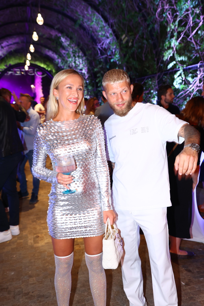 FOTO: Nela Slováková po boku svého partnera Radka Roušala. – stránka 20
