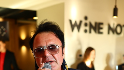 FOTO: Na vzpomínce za Jiřího Krampola byl i Elvis.