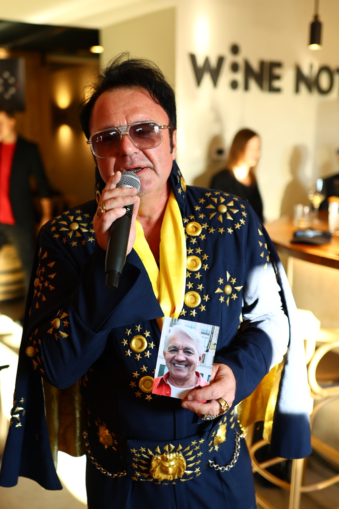 FOTO: Na vzpomínce za Jiřího Krampola byl i Elvis. – stránka 134