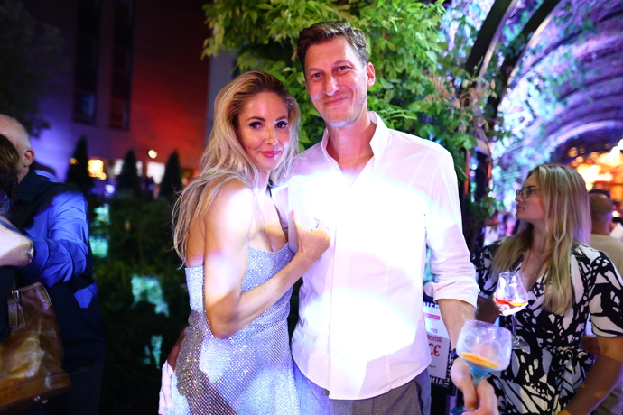 FOTO: Tereza Barošová a Filip Neusser na otvíračce restaurace v Brně. – stránka 6