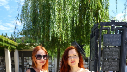 FOTO: Eva Toulová s květinou.