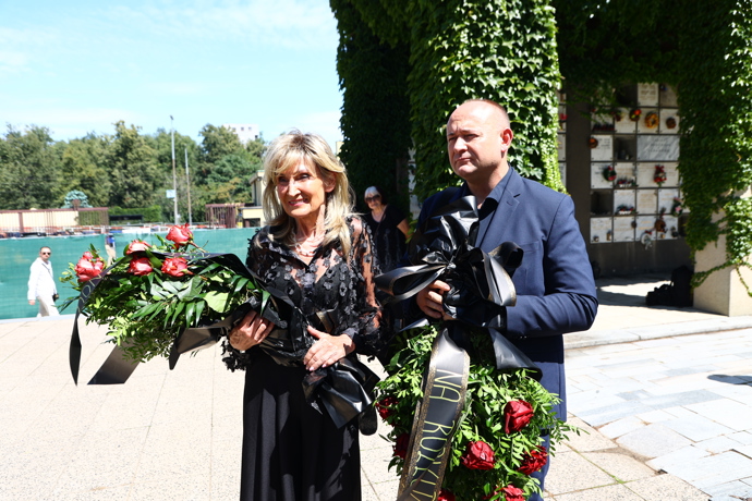 FOTO: Zuzana Bubílková donesla květinu. – stránka 122