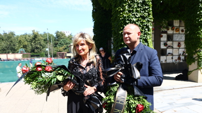 FOTO: Pohřeb Jiřího Krampola. Zuzana Bubílková donesla obří kytici.