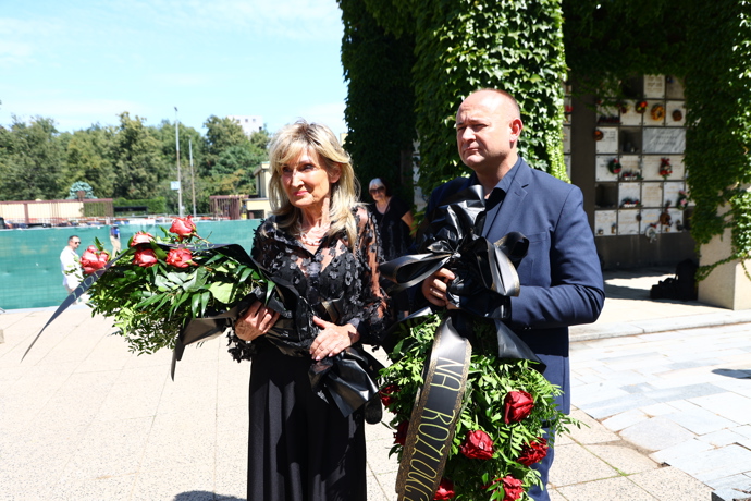 FOTO: Pohřeb Jiřího Krampola. Zuzana Bubílková donesla obří kytici. – stránka 91