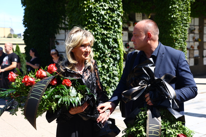 FOTO: Zuzana Bubílková na pohřbu Jiřího Krampola. – stránka 90