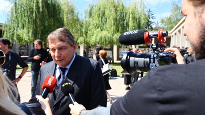 FOTO: Jiří Paroubek na pohřbu Jiřího Krampola.