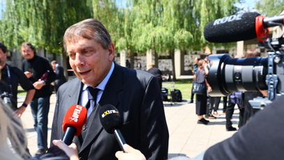 FOTO: Jiří Paroubek na pohřbu Jiřího Krampola.