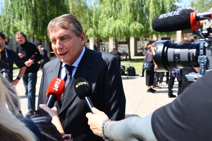 FOTO: Jiří Paroubek na pohřbu Jiřího Krampola. – stránka 86