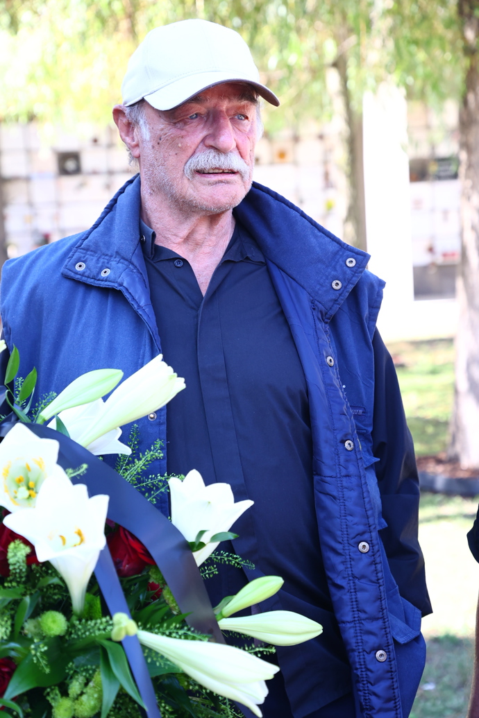 FOTO: Pavel Nový na pohřbu Jiřího Krampola. – stránka 1