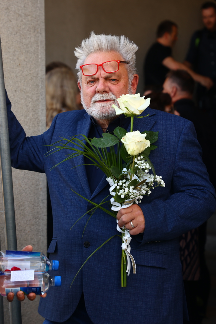 FOTO: Václav Upír Krejčí na pohřbu Jiřího Krampola.