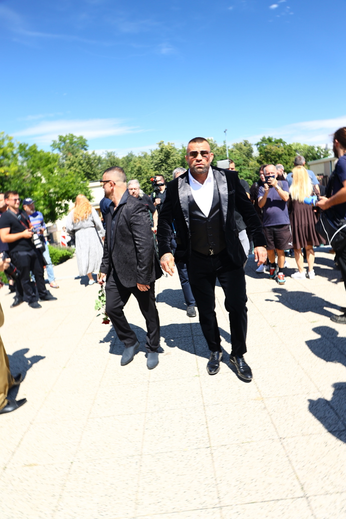 FOTO: Karlos Vémola na posledním rozloučení. – stránka 116