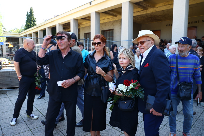 FOTO: Na poslední rozloučení s Jiřím Krampolem dorazili Jan Přeučil s manželkou a Pavel Trávníček s manželkou. – stránka 113