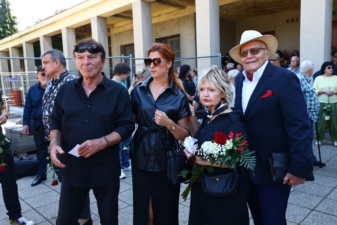 FOTO: Na poslední rozloučení s Jiřím Krampolem dorazili Jan Přeučil s manželkou a Pavel Trávníček s manželkou. – stránka 112