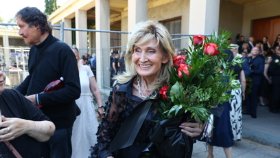 FOTO: Pohřeb Jiřího Krampola. Zuzana Bubílková přinesla velkou kytici.
