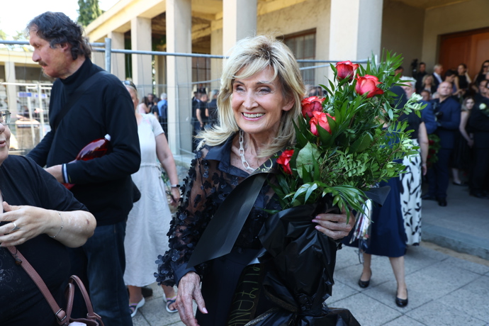FOTO: Pohřeb Jiřího Krampola. Zuzana Bubílková přinesla velkou kytici. – stránka 103