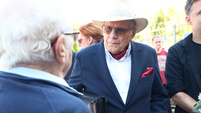 FOTO: Jan Přeučil na pohřbu Jiřího Krampola.
