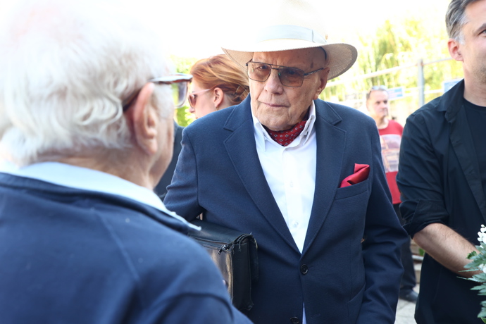 FOTO: Jan Přeučil na pohřbu Jiřího Krampola. – stránka 83
