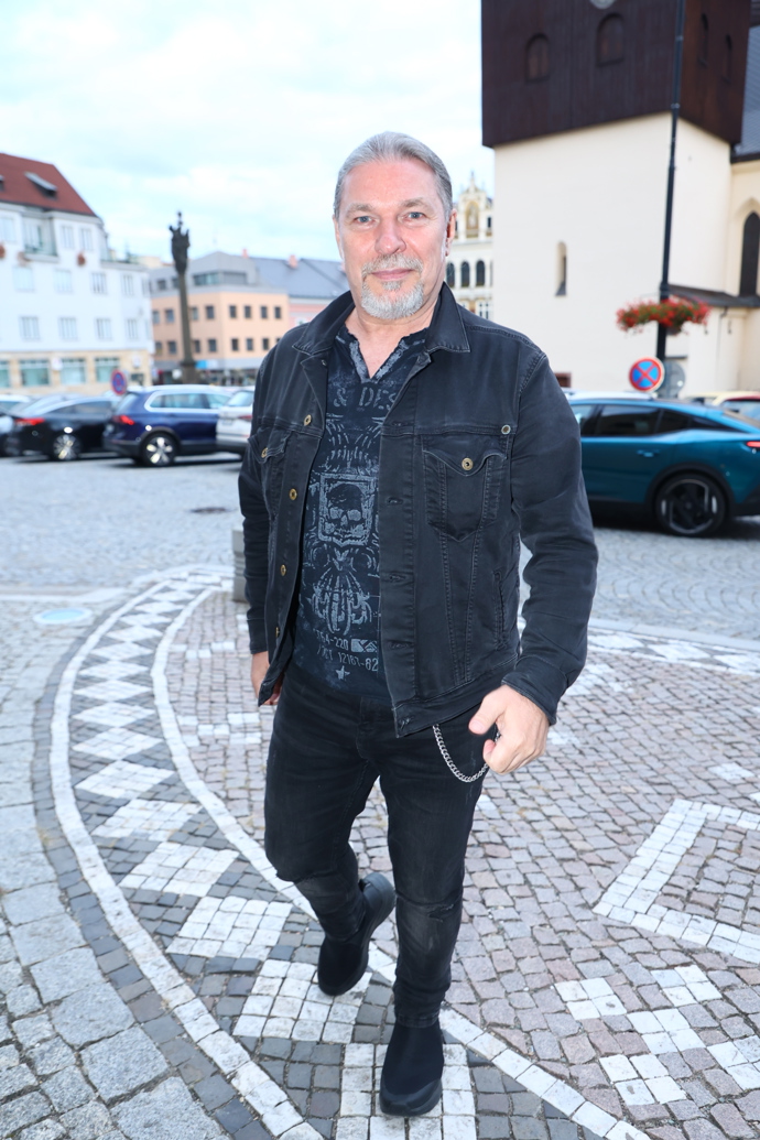 FOTO: Zpěvák Petr Kolář rozhodně není rozmazlujícím dědečkem.