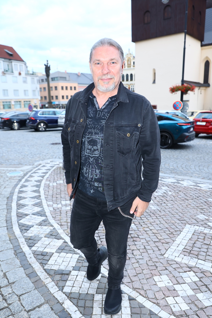 FOTO: Petr Kolář přichází na Muže roku. – stránka 3